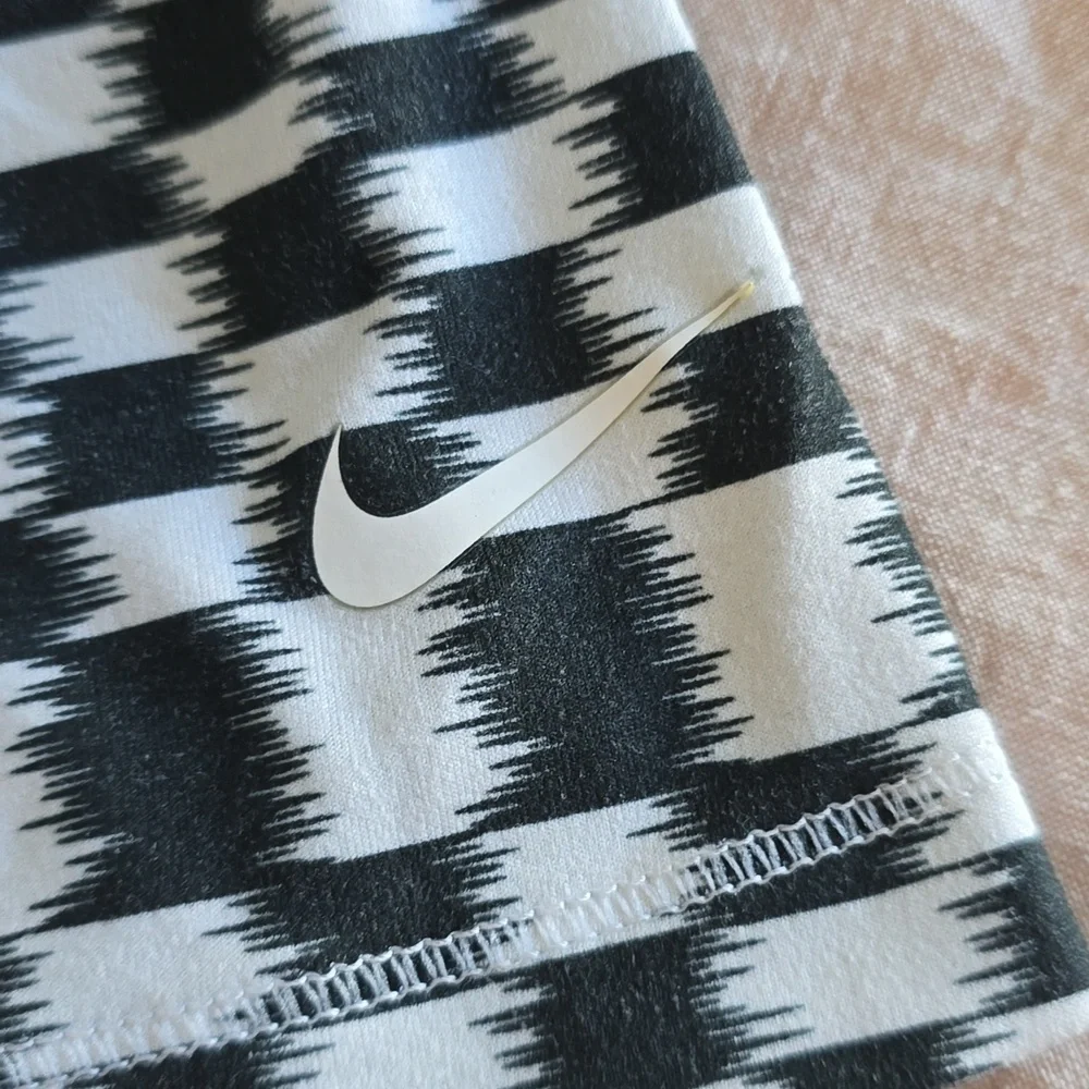 Nike Dri-Fit Workout Tank Size Medium - Picture 2 of 5